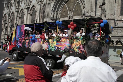 ¿Te subirás a una chiva por Fiestas de Quito? Estos son los requisitos y zonas donde sí pueden circular en la capital