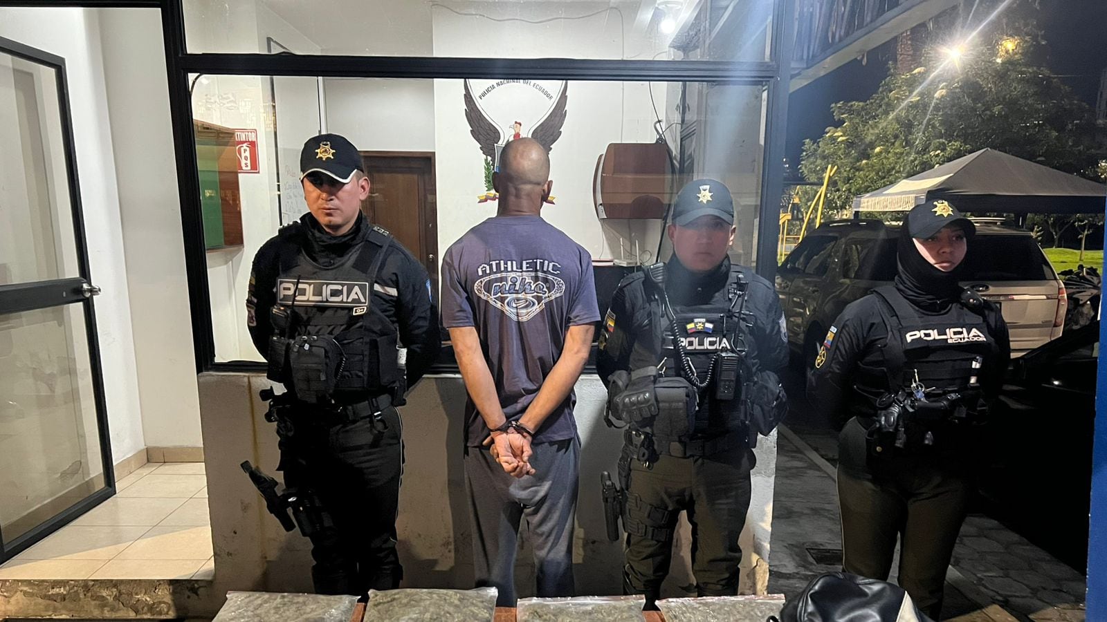 VIDEO: detienen a sujeto tras ser sorprendido ocultando dosis de droga en un basurero del norte de Quito