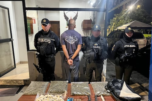 VIDEO: detienen a sujeto tras ser sorprendido ocultando dosis de droga en un basurero del norte de Quito