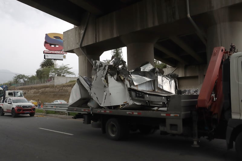 Así quedaron los vehículos tras accidente donde tres personas murieron calcinadas en la Ruta Viva, en Quito