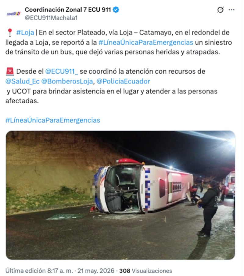 El bus interprovincial terminó volcado en el sector El Plateado, en Loja.