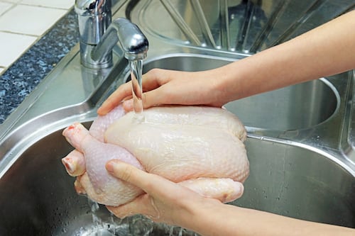 Supermercado sumergía pollos en cloro para disimular su mal olor  