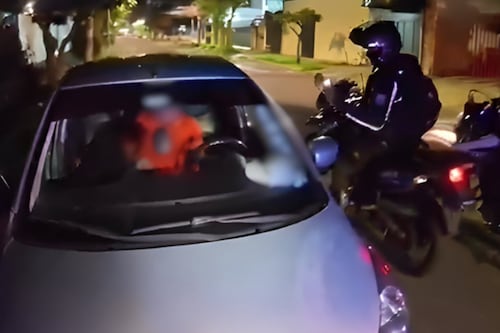 Pareja fue sorprendida teniendo relaciones íntimas en un auto en Quito: ¿es ilegal?