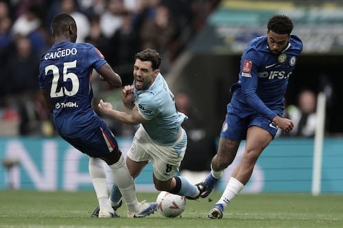 ¡Chelsea se quedó sin nada! Moisés Caicedo no pudo levantar la FA Cup