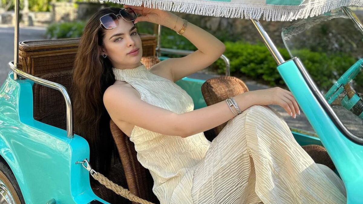 Nadia Ferreira presumió su figura en un diminuto bikini frente a la alberca.