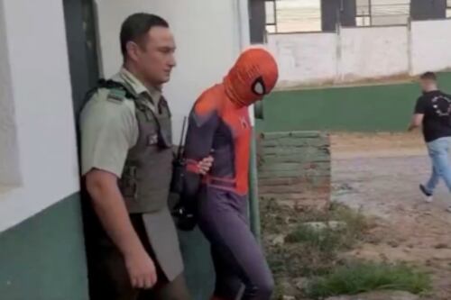 Capturan a prófugo por homicidio frustrado que se escondía bajo el disfraz de “Spider-Man”