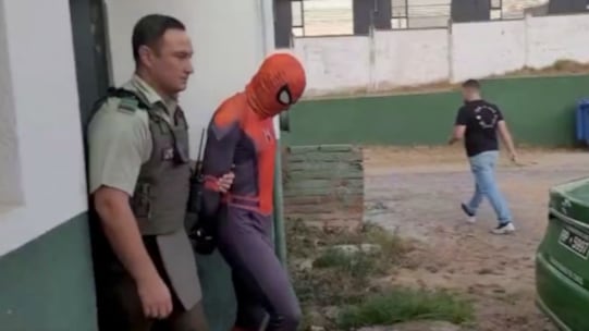 Capturan a prófugo por homicidio frustrado que se escondía bajo el disfraz de “Spiderman” - Fuente: Video de X