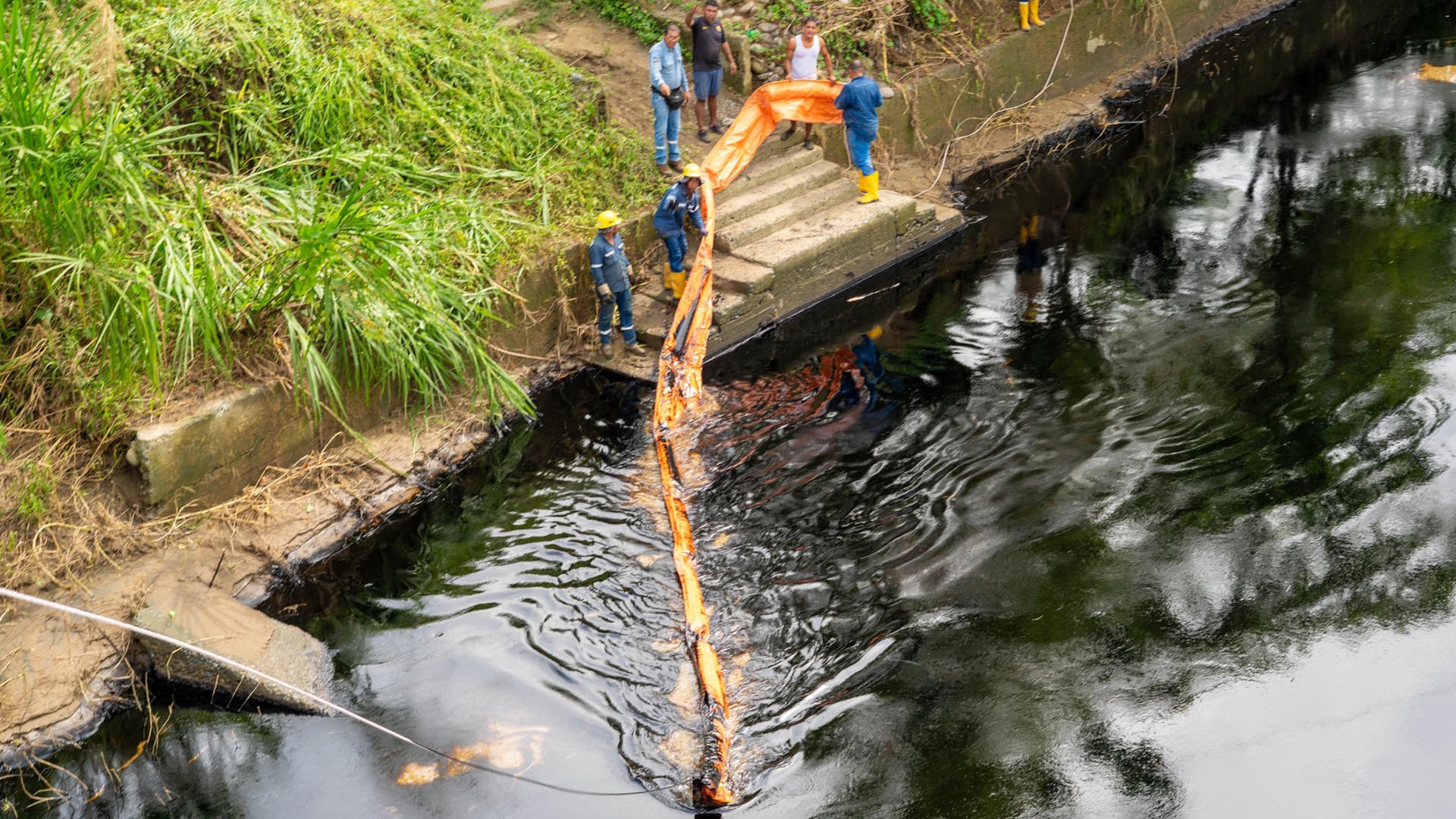 Personas trabajando en el rio Viche, afectado por el derrame de petroleo en la tubería principal del Sistema de Oleoductos Transecuatoriano (Sote), en el municipio de Quinindé (Ecuador).