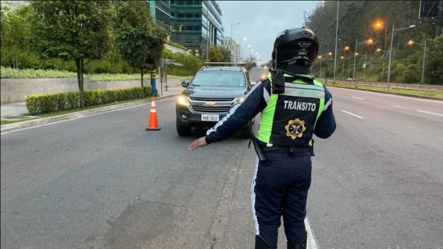 Agente de tránsito durante operativo en Quito