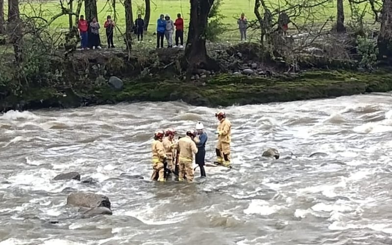 Cuerpo de un adulto mayor recuperado del río Tomebamba, cerca del Hospital del Río en Cuenca.