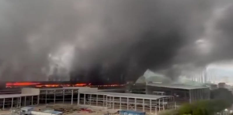 incendio en fábrica de vehículos