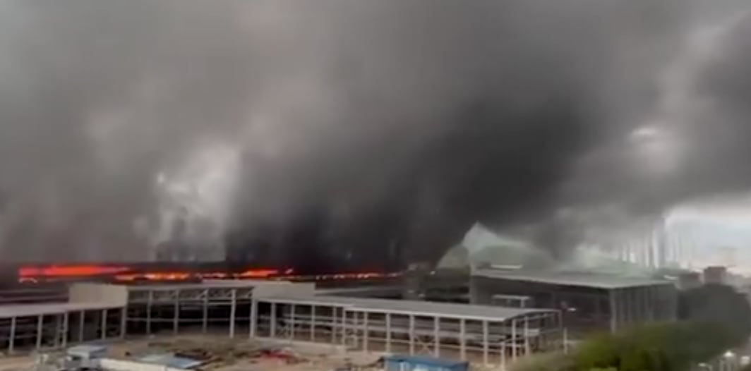 La columna de humo del incendio fue visible a varios kilómetros del complejo industrial.