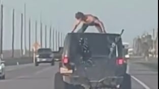 Hombre sale expulsado tras bailar en el techo de su camioneta en movimiento - Fuente: Video de X