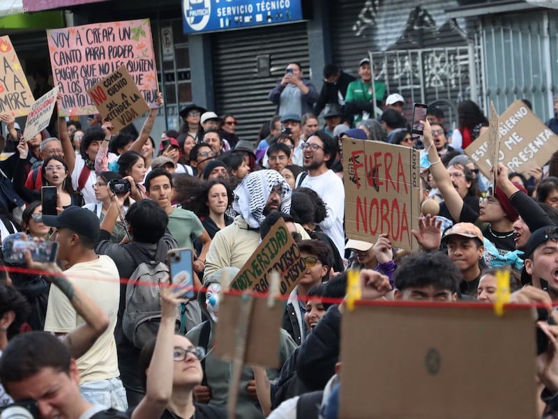 Organizaciones sociales protestan en Quito contra la fusión de ministerios y despidos en el sector público