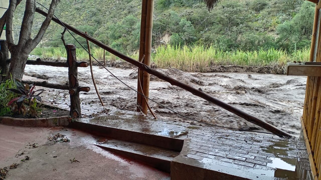 Se desbordó el río Pisque en Guayllabamba inundando a complejo turístico