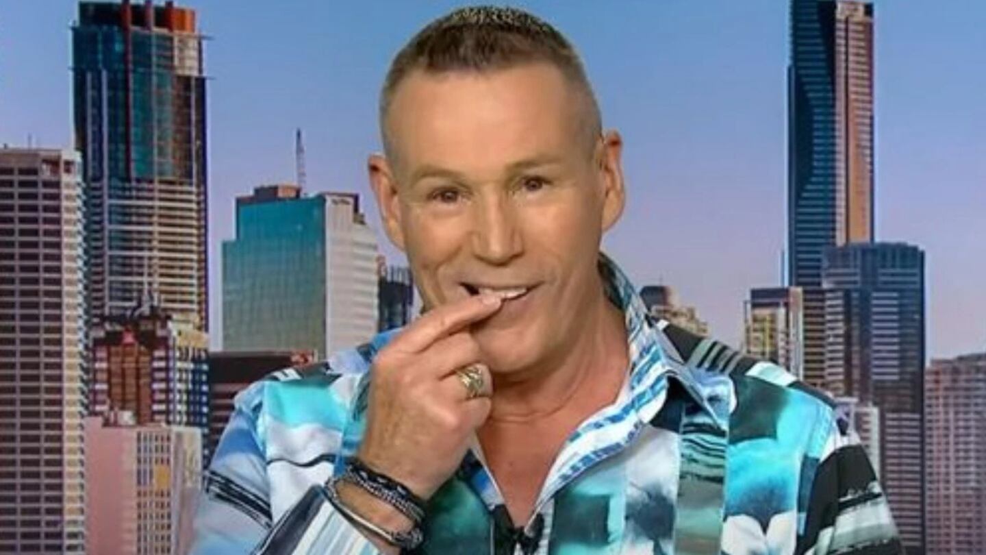 ¡Ups!: Conductor de televisión perdió un diente mientras estaba al aire