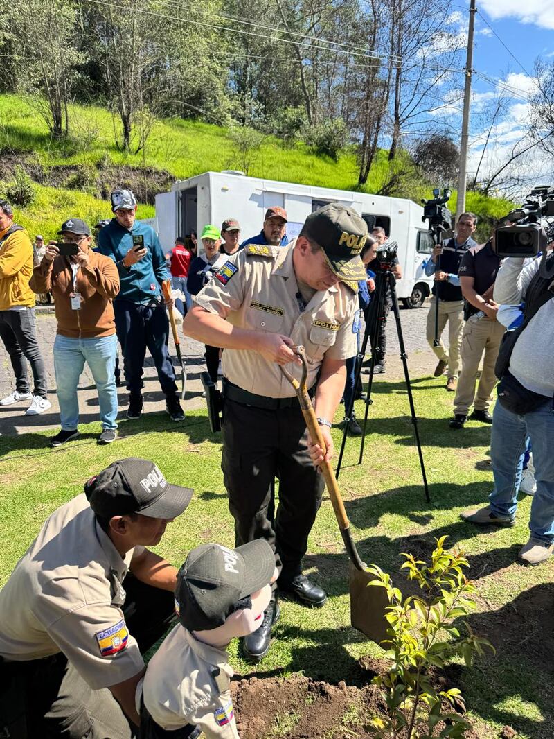 El General Henry Tapia siembra un árbol en nuevo proyecto que busca reforestar El Panecillo tras incendios forestales.