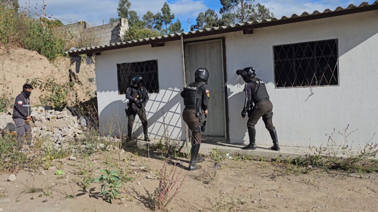Encuentran arsenal oculto en vivienda abandonada de Calderón, en el norte de Quito