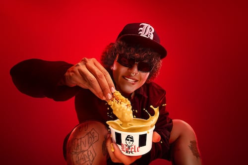 Beéle revela la tentación viral: KFC lanza nuevo bucket de salsas en Ecuador