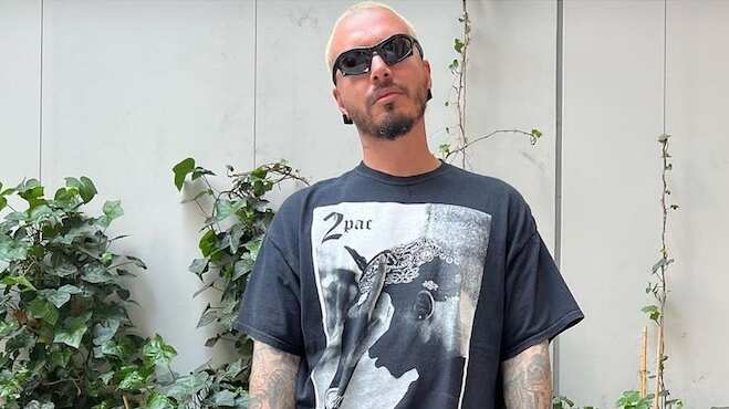 J Balvin aparece usando minifalda para desfile de Balenciaga