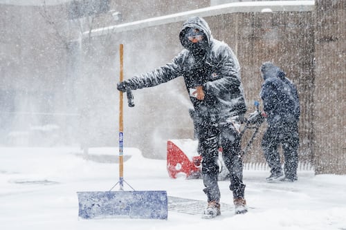 Tormenta de nieve histórica deja cientos de miles de hogares sin electricidad en EE. UU.