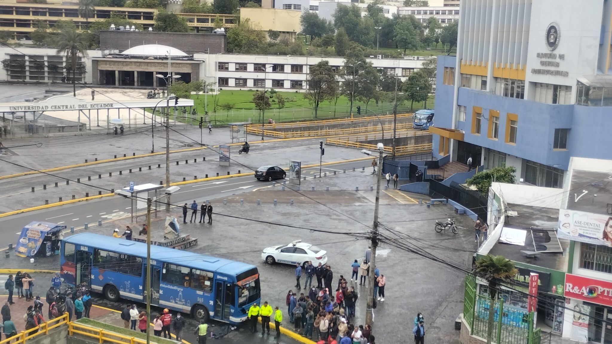 Una estudiante falleció tras ser atropellada por un bus en Quito en la Universidad Central