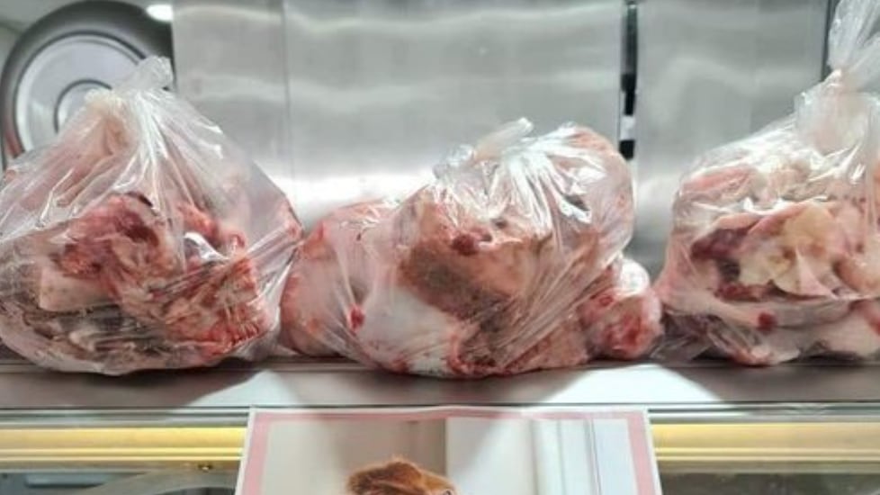 Carnicería regala huesitos a los perros