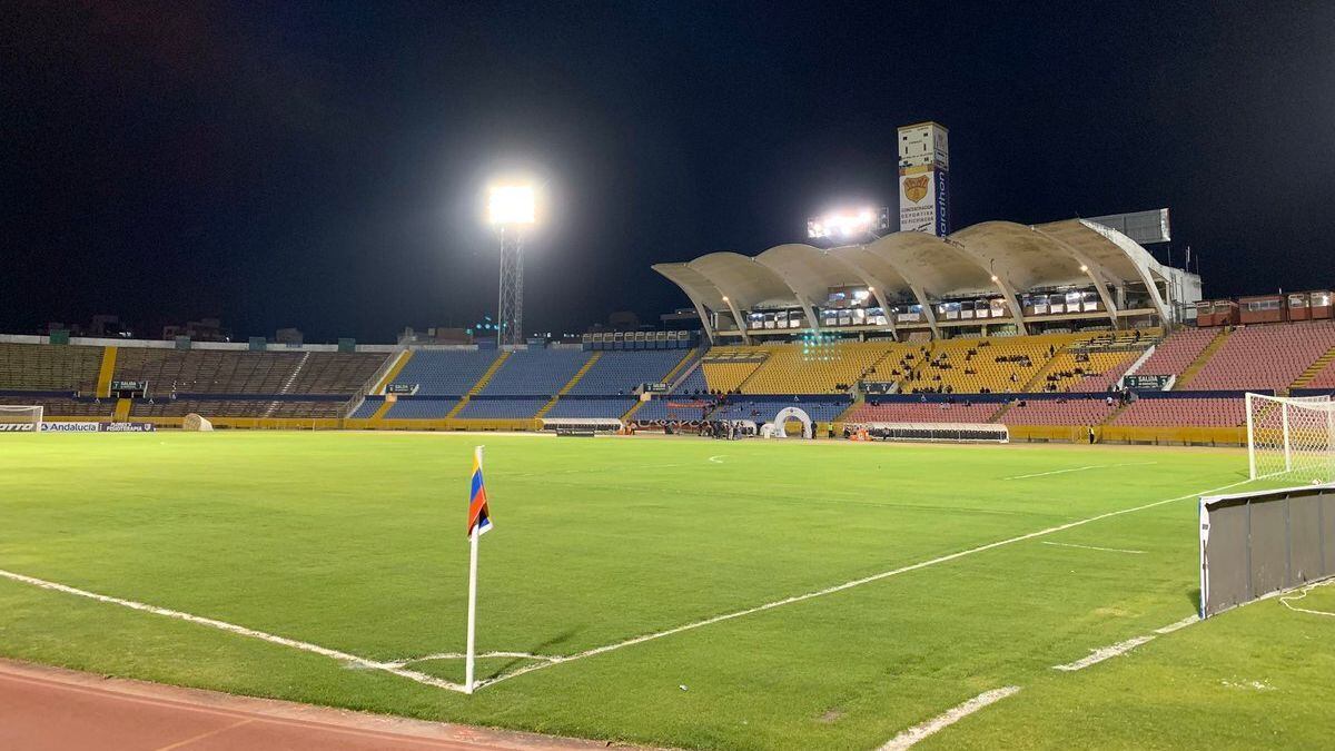 Estadio Olímpico Atahualpa en la noche
