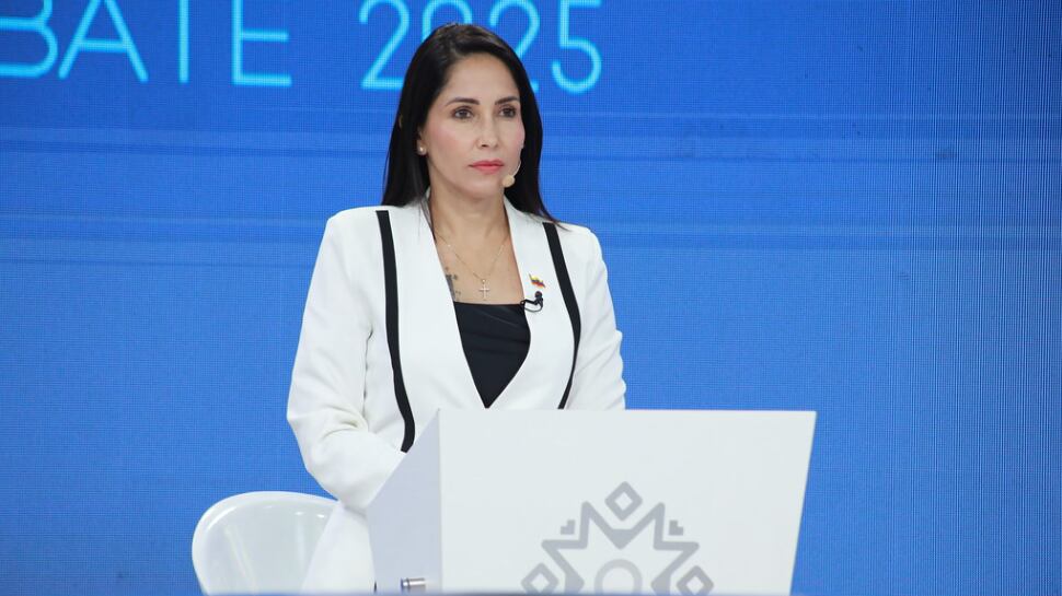 Luisa González propone aumentar afiliaciones al IESS y mejorar el sistema de salud en Ecuador