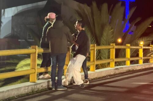 Jóvenes evitaron que una persona se lance del puente de la Av. República, en el norte de Quito