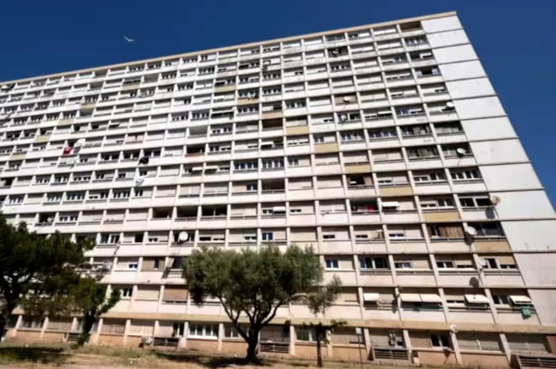 Mujer se lanzó desde un piso 13 con sus hijos en Francia
