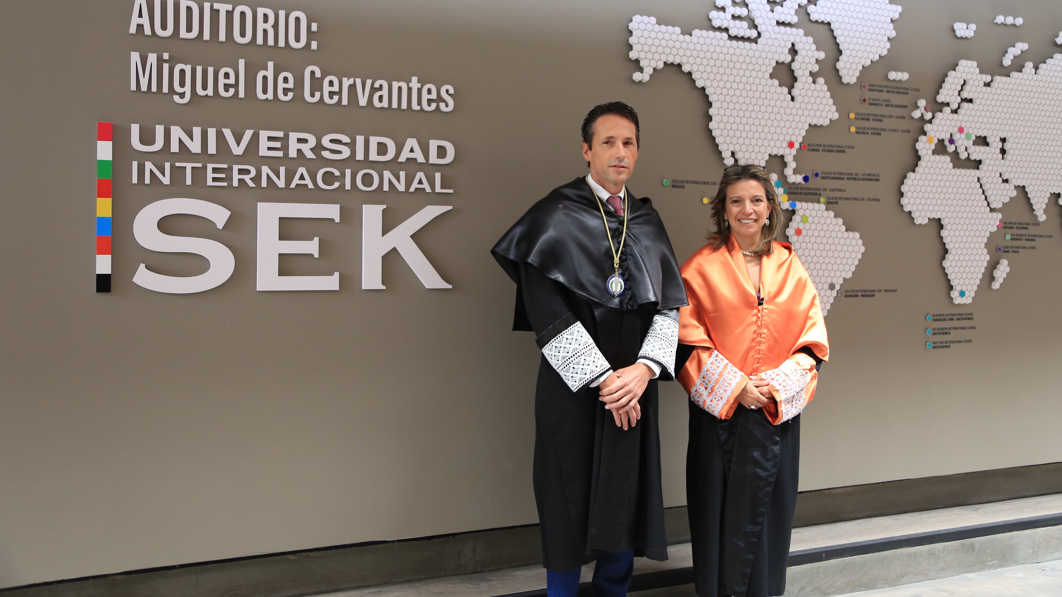 Lluis Raimon Salazar, rector de la Universidad Internacional SEK y Nadia Rodríguez, quien estuvo al frente de la entidad por cinco años.