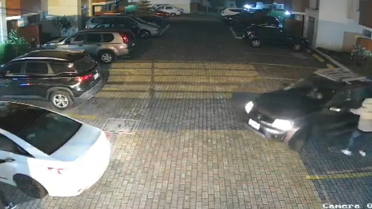 VIDEOS: delincuentes asaltaron a ciudadanos en la entrada de un conjunto en el norte de Quito