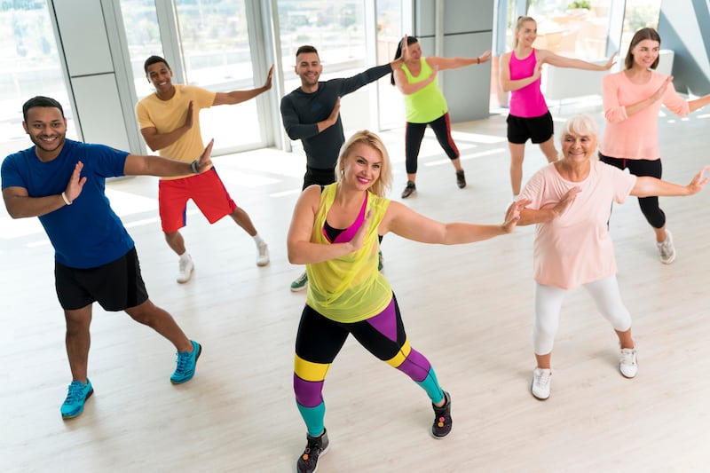 La zumba es un programa de fitness y una disciplina de ejercicio físico que combina movimientos de baile de varios estilos con ejercicios aeróbicos. Foto: Freepik.