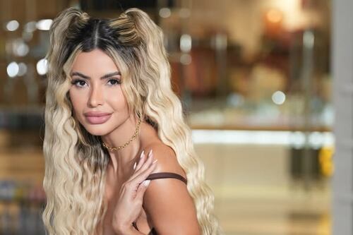 Mujer dice que es la más bella del mundo y pide a los hombres que ganen 5000 dólares para poder salir con ella