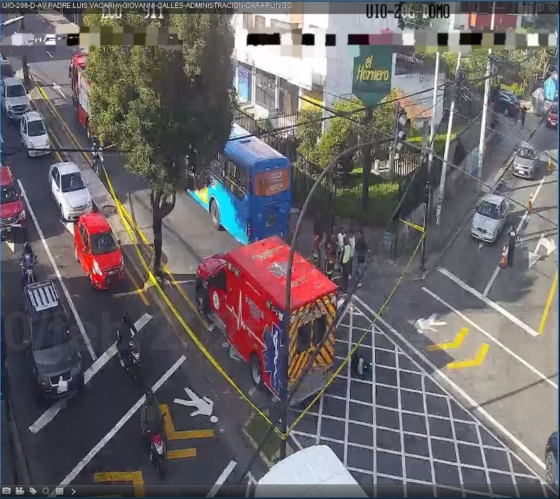 Choque entre bus y motocicleta deja dos personas heridas al norte de Quito - Fuente: ECU 911