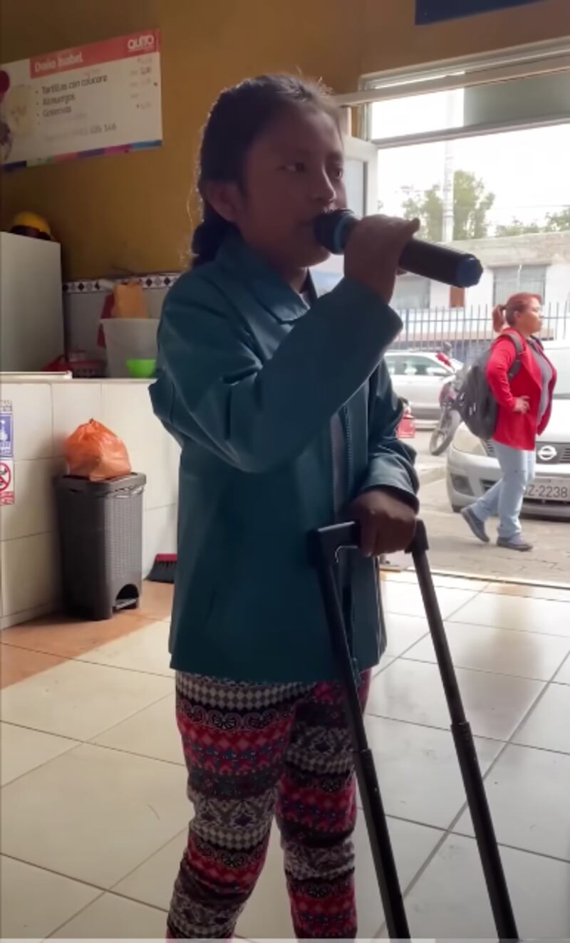 Charito ayuda a su padre cantando en el marcado de Conocoto