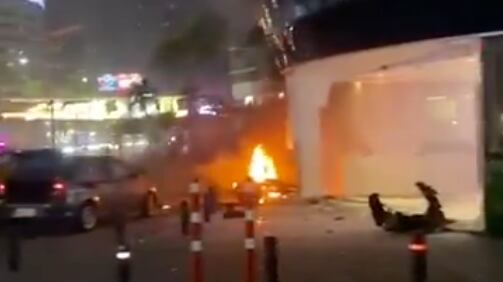 Así terminó cabina de radio después de atentado con coche bomba en Guayaquil.