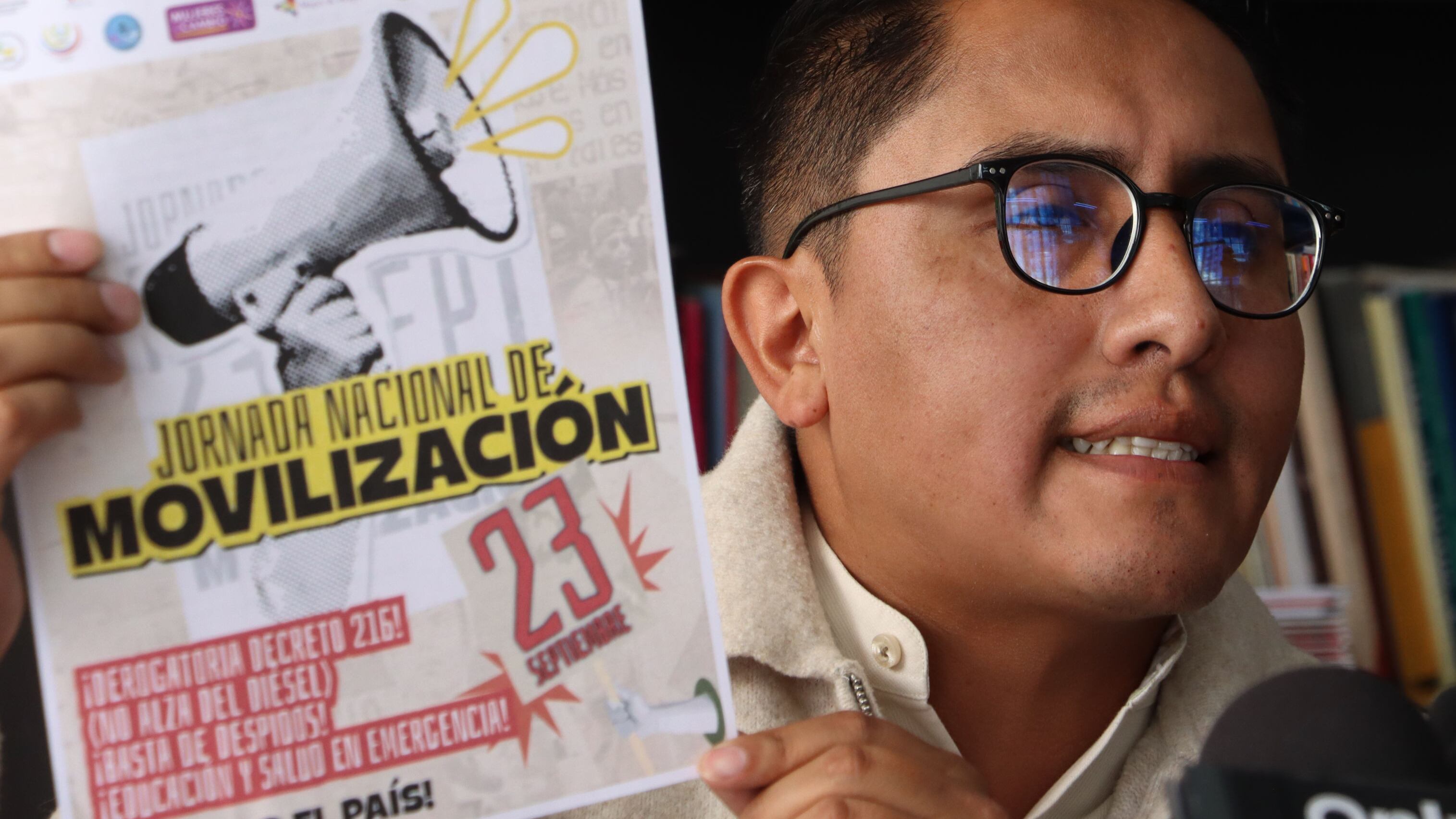 Quito, viernes 19 de septiembre del 2025
Rueda de Prensa de la Unión Nacional de Educadores, para explicar las nuevas movilizaciones de apoyo al paro decretado por la Conaie y otros grupos sociales por el retiro del subsidio al diésel y las políticas económicas decretadas.
Andrés Quishpe
Fotos:API / Rolando Enríquez