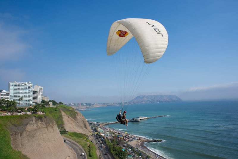 Parapente en el malecón de Miraflores.