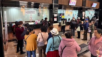 Contribuyentes realizan el pago de impuestos municipales en ventanillas habilitadas por el Municipio de Cuenca.