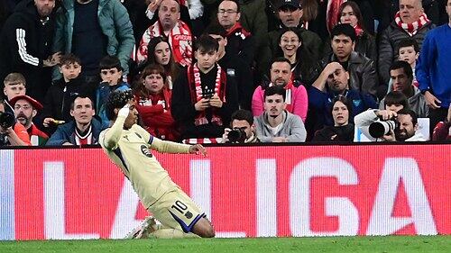 A una edad en la que muchos futbolistas apenas comienzan a soñar con ser jugadores profesionales, Lamine Yamal ya es protagonista en uno de los clubes más exigentes del mundo: el FC Barcelona. Foto: Wikipedia.