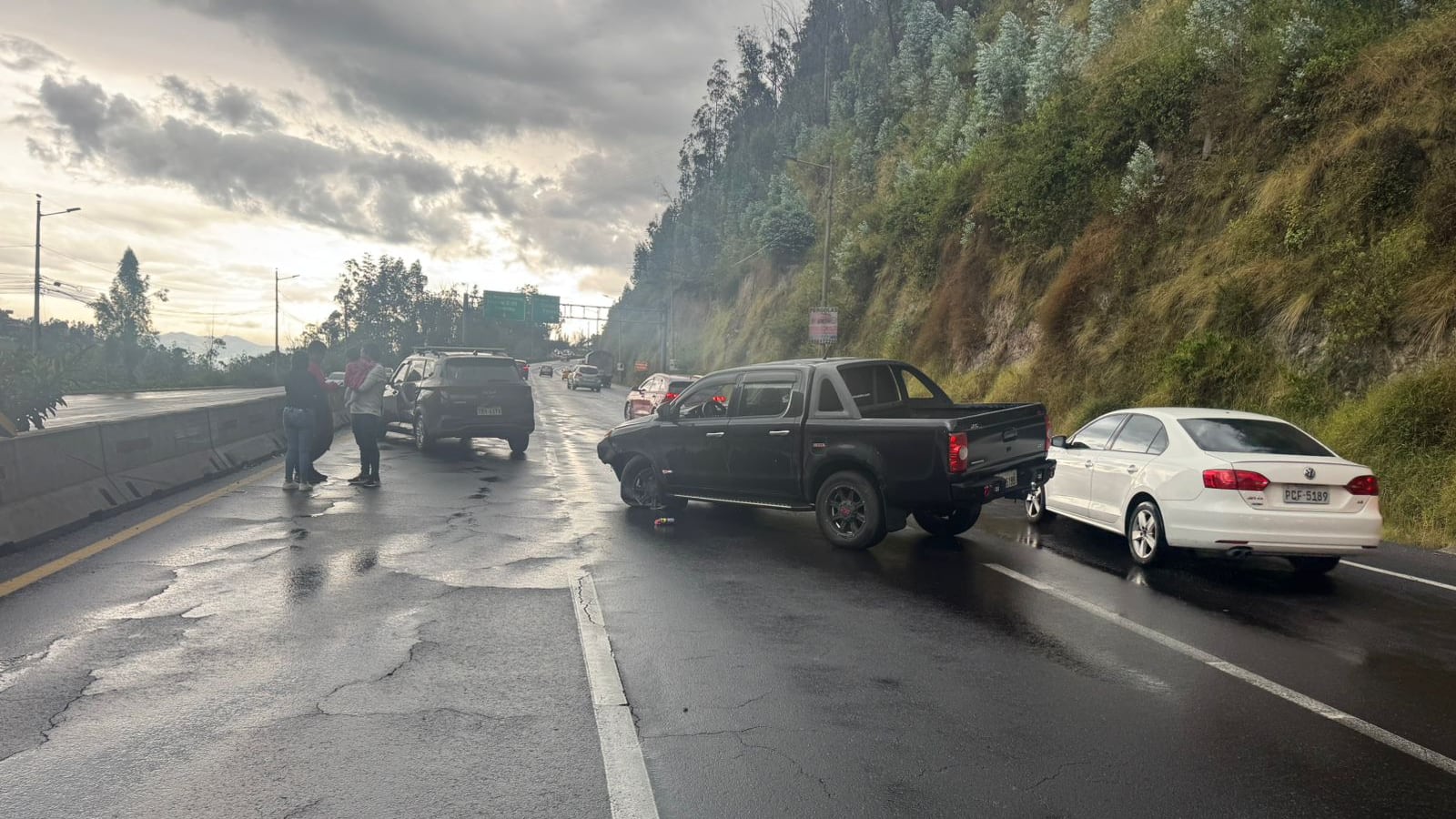 Choque entre dos vehículos provoca cierre parcial en la av. Simón Bolívar, en Quito