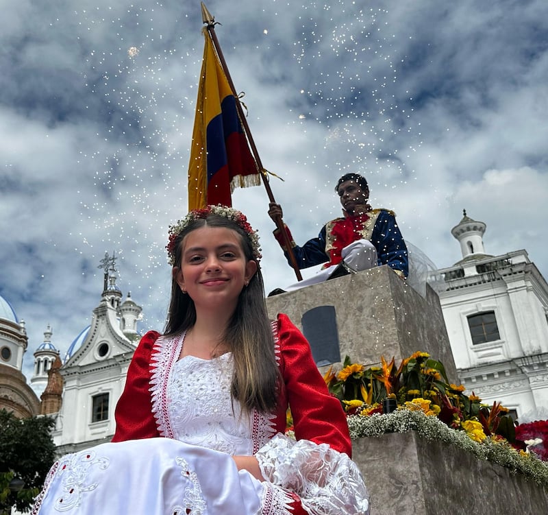 Estudiantes celebran los 205 años de Cuenca en el desfile cívico.