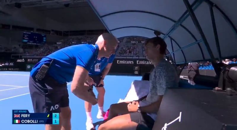 Flavio Cobolli sentado en el Australian Open