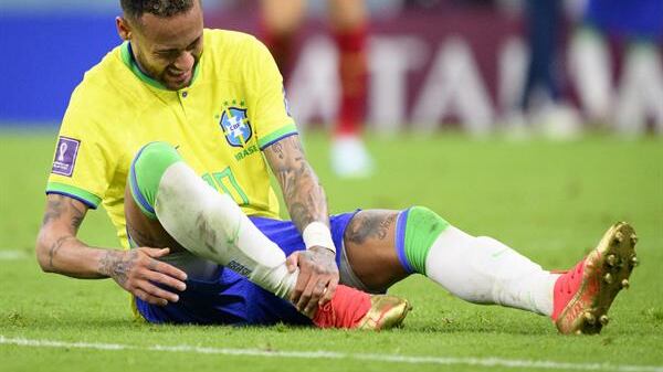Neymar Jr sale lesionado y suenan las alarmas en Brasil