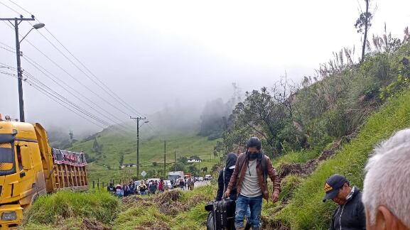 Deslaves en la vía Cuenca- Girón-Pasaje