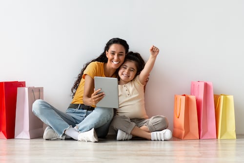 El look perfecto para mamá: moda, estilo y un toque ‘tech’ desde USD 30 en ETAFASHION