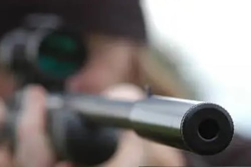 Hombre disparó a los bomberos después de provocar un incendio y bloquear el camino