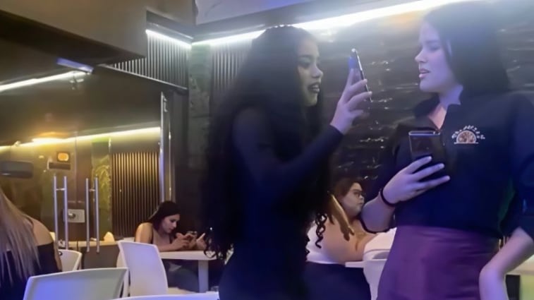 Mujer golpeó a una mesera porque le mandó mensajes a su novio